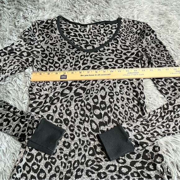 BKE Buckle Shirt Womens Large Cheetah Print Vneck Translucent Gray Black - Picture 5 of 7